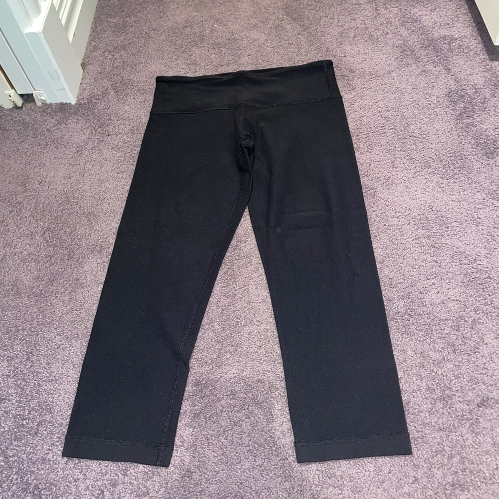all black lululemon cropped leggings